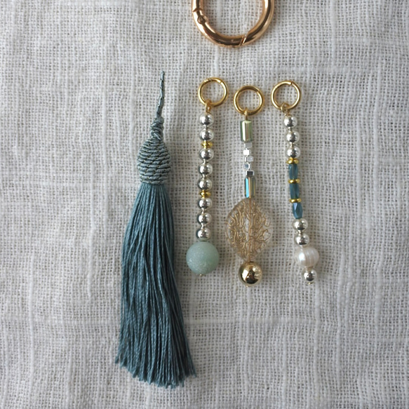 パーツ取り外し自由！装着簡単！大人可愛い　バッグチャーム　タッセル　おしゃれ　カバン　鞄　バッグ　ゴールド　ブルー 5枚目の画像