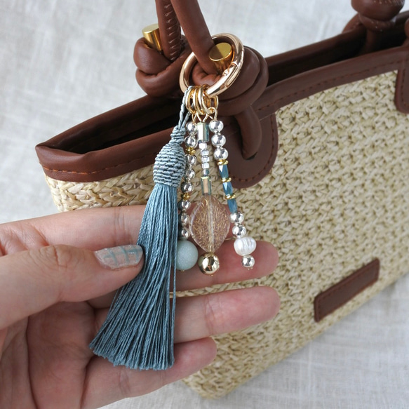 パーツ取り外し自由！装着簡単！大人可愛い　バッグチャーム　タッセル　おしゃれ　カバン　鞄　バッグ　ゴールド　ブルー 2枚目の画像