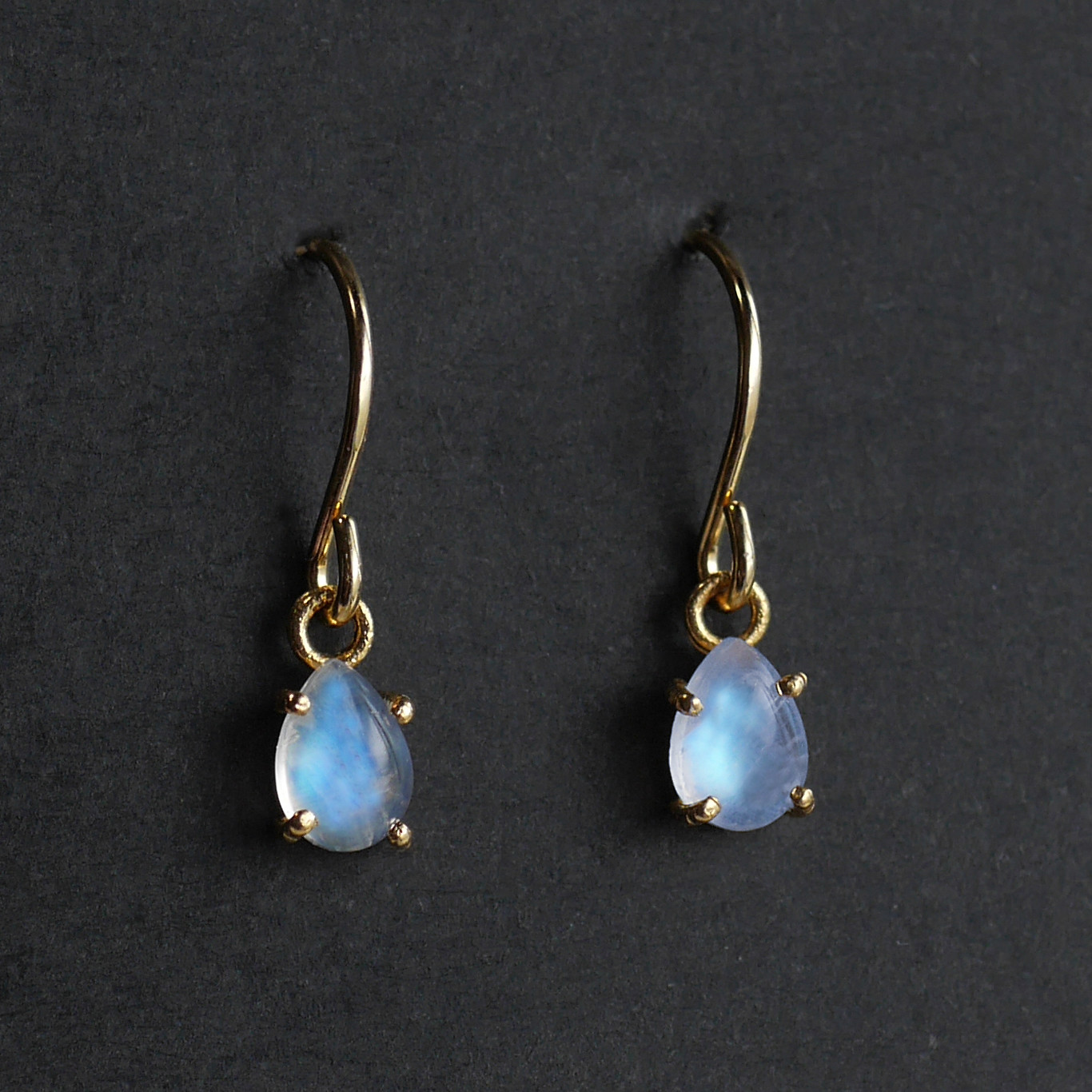 ピアス☆宝石質 ブルームーンストーン ペアシェイプ 1粒ピアス_220382