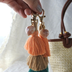 バッグチャーム　タッセル　大人可愛い　おしゃれ　ハート　ゴールド　バッグ　カバン　キーホルダー　派手　カラフル 2枚目の画像