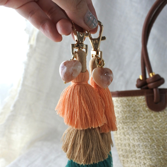バッグチャーム　タッセル　大人可愛い　おしゃれ　ハート　ゴールド　バッグ　カバン　キーホルダー　派手　カラフル 2枚目の画像
