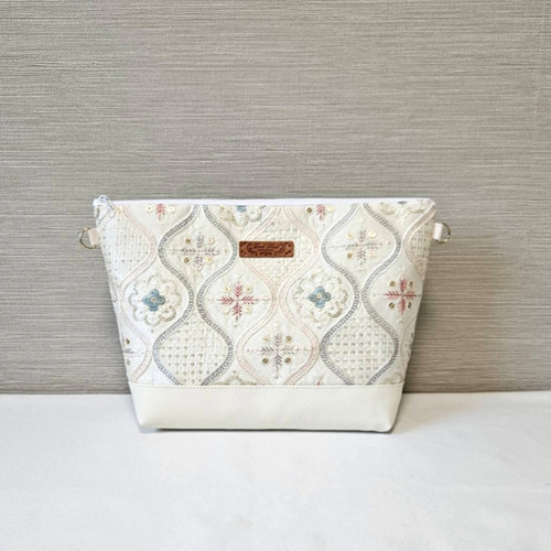 インド刺繍マカロンピンクと合皮パールホワイト　さショルダーバッグ　ハンドメイド インド刺繍マカロンピンクと合皮パールホワイト さショルダー