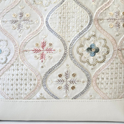 michimichi ひまわり　ショルダーバッグ　インド刺繍ホワイト ハンドメイド トートバッグ ひまわり刺繍 ホワイト帆布 白
