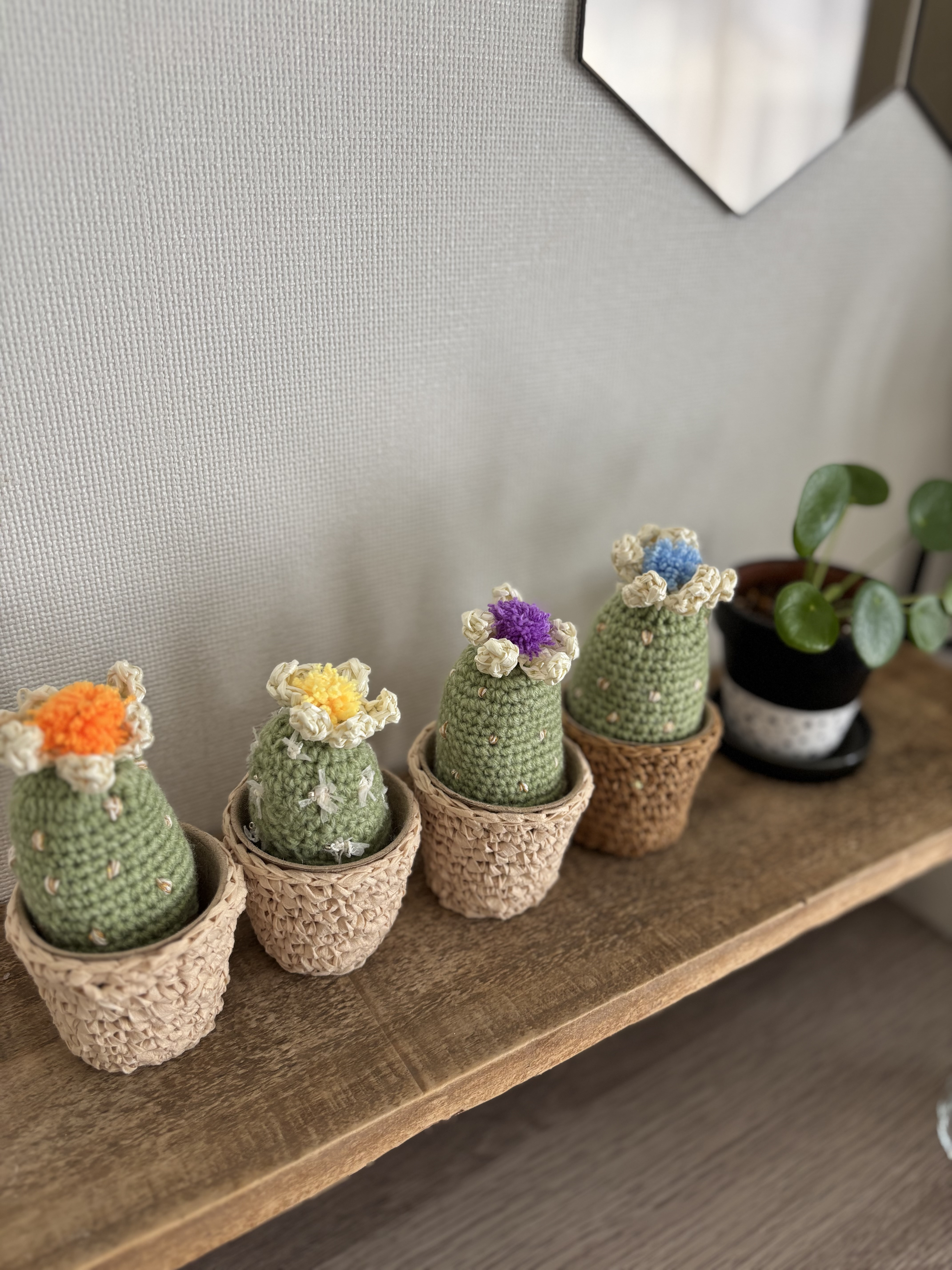 大きめ 編み物　ハンドメイド　ニットサボテン 花付き　緑　毛糸