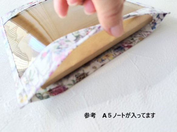 ポケットポーチ　A5　マーガレットアニー　リバティ　ラミネート　♡　夏の庭園に次々に咲き誇る花々をひとつのデザインに 8枚目の画像