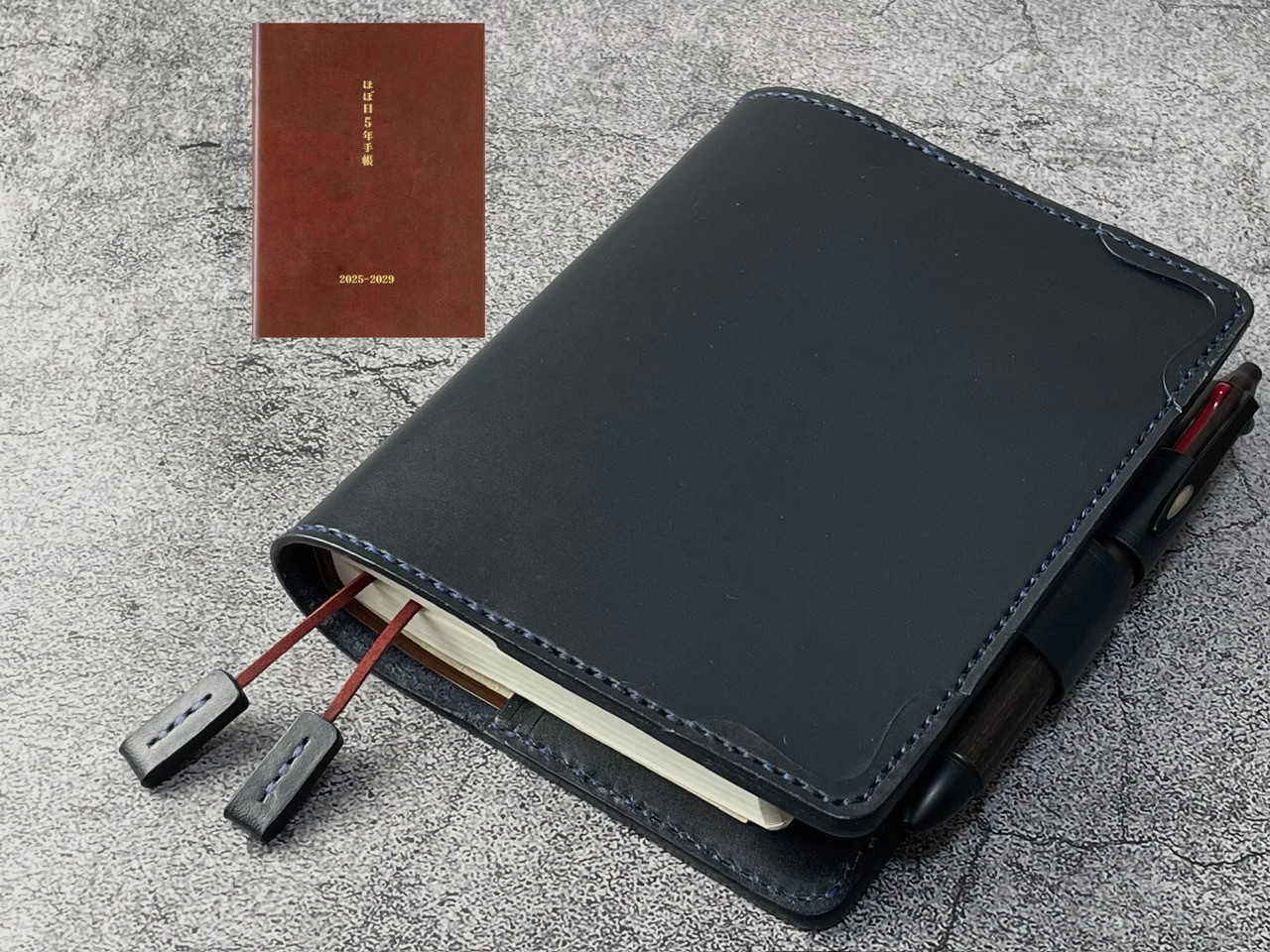 【手縫】ほぼ日5年手帳用ネイビー濃紺本革カバー（角花飾）2本しおり付き（バタフライストッパー）