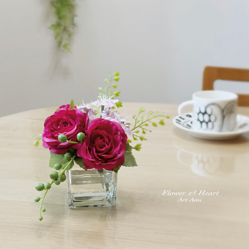 バラとナデシコのピンクの濃淡が華やかなアレンジ アートフラワー