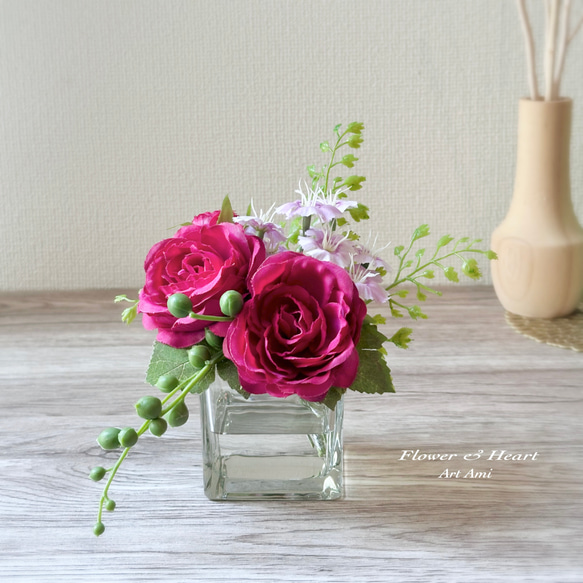 バラとナデシコのピンクの濃淡が華やかなアレンジ アートフラワー