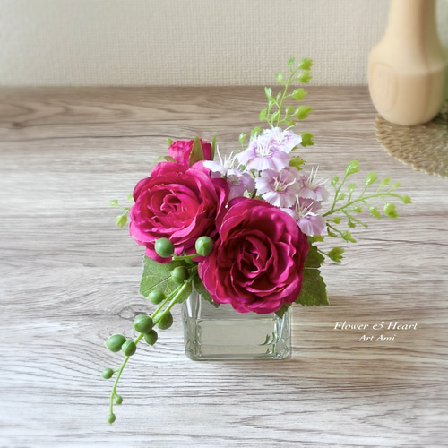 バラとナデシコのピンクの濃淡が華やかなアレンジ アートフラワー