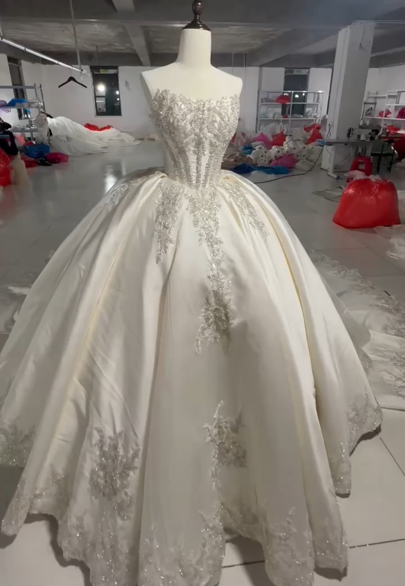 躊躇しない　キラキラレース　ブライダル　ノースリーブ　白　サイズオーダー可能　魅惑のレース　編み上げ花嫁プリンセスライン