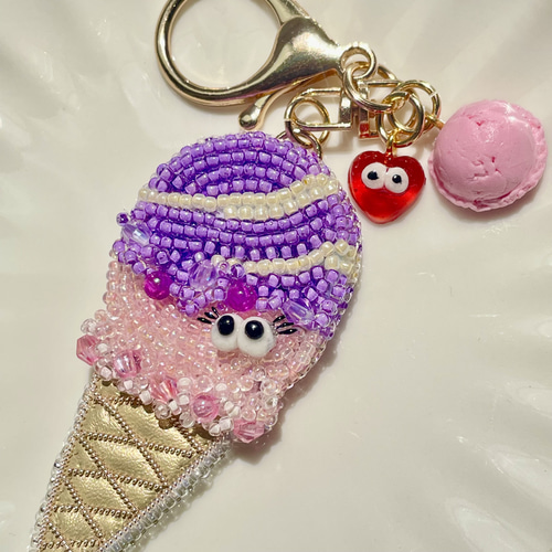 Pixie Bitesシリーズ》アイスクリームEyelashesビーズ刺繍キーホルダー