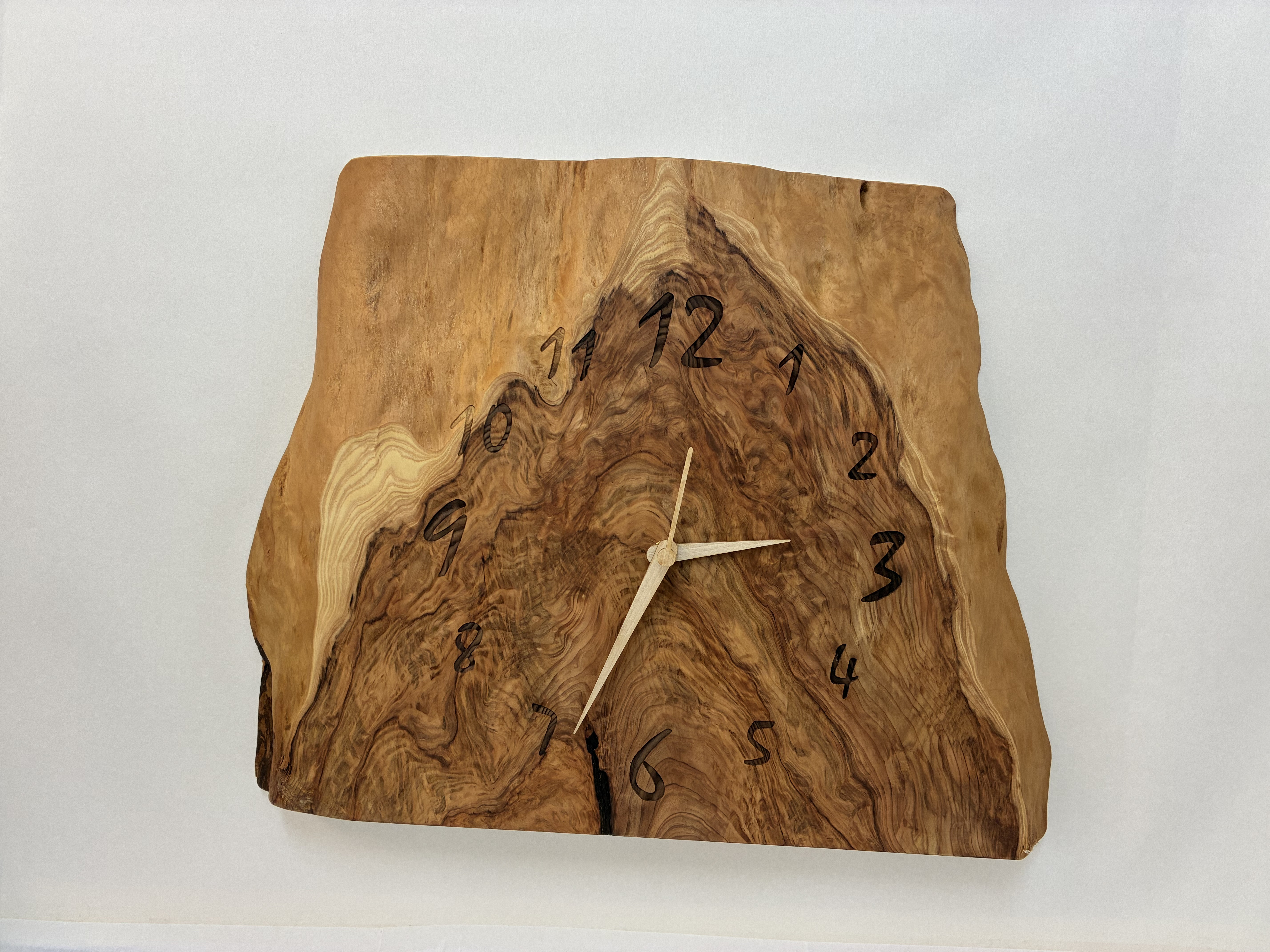 木の時計＜杉　金襴杢＞　壁掛け電波時計　suc-148