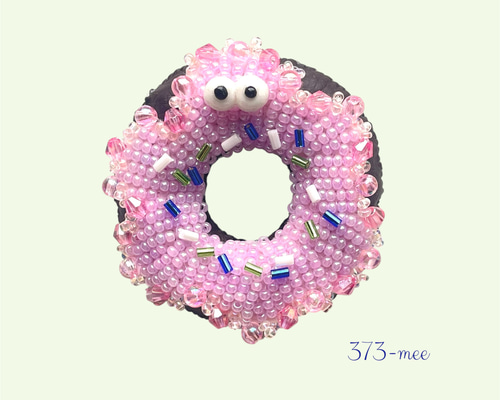 新品未使用 ファッショナブル ドーナツ オーナメント ピンク Pixie Bitesシリーズ》チョコスプリンクルドーナツピンク ビーズ刺繍