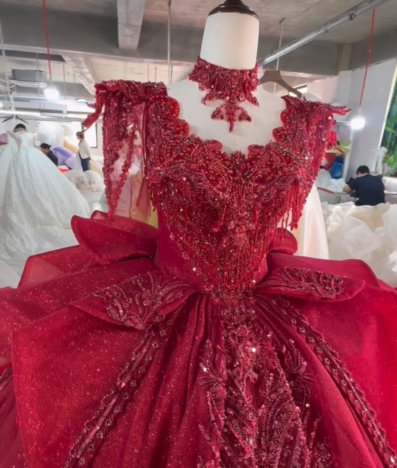 美品ラッフルスカート　ソフトチュール　フロアー丈　赤レッド　カラードレス　演奏会コンテスト　半袖ネックレス付きブライダル