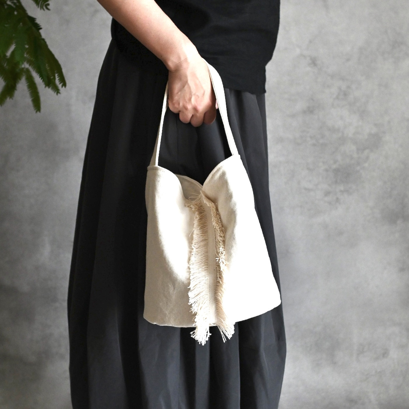 ecruカラーのくったり帆布のフリンジバッグ