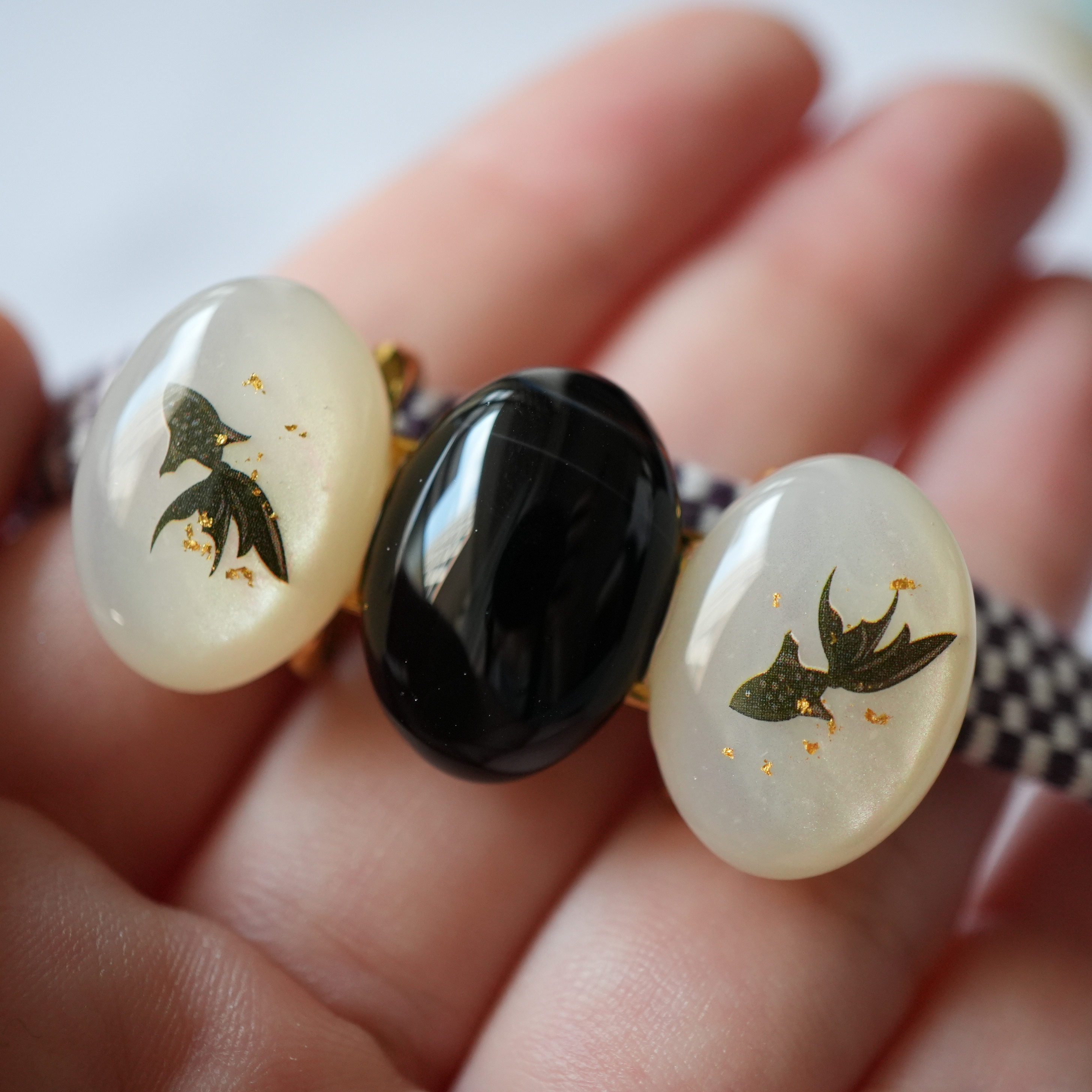 黒瑪瑙と黒金魚の三連帯留め｜金沢箔入り・夏の和装に