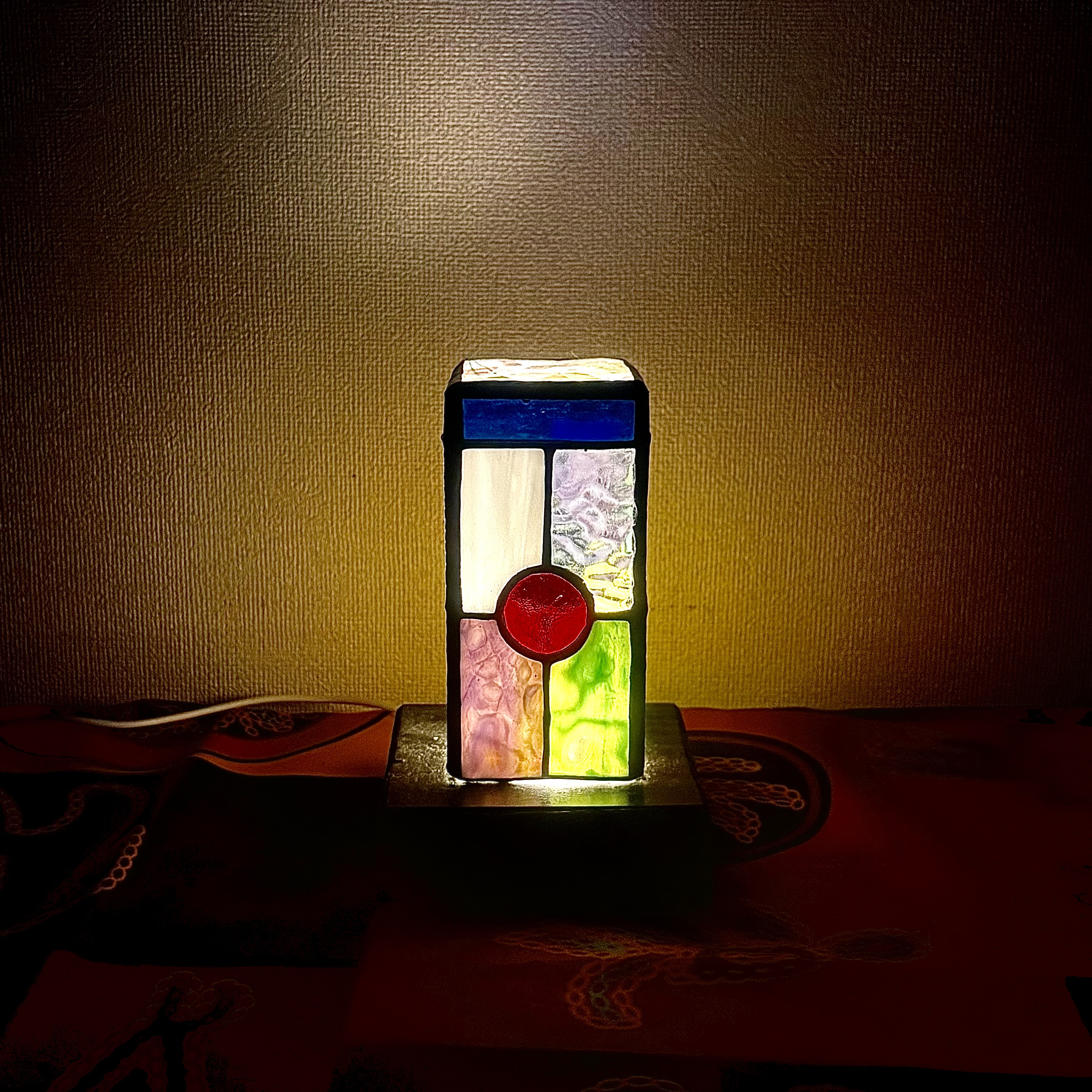 光の色とガラス模様を楽しむ 、ステンドグラスの置き型ランプ