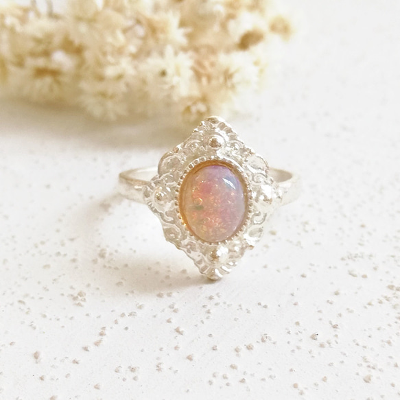 ヴィンテージガラス　ピンクファイヤーオパール　オーバル　リング　指輪　/　17 x 15ｍm　/　シルバートーン 1枚目の画像