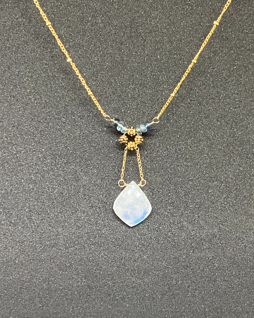 《月のしずく》ムーンストーンとアクアマリンの繊細ネックレス