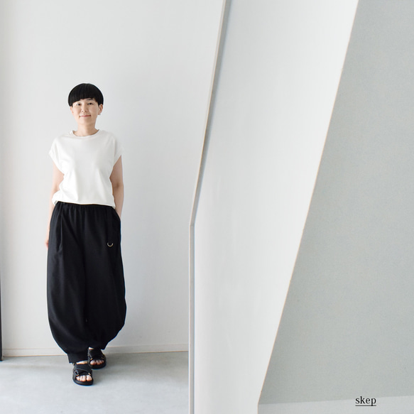 裾切替の綺麗めバルーンパンツ（ポリエステル100％）：黒［PT53LPBK