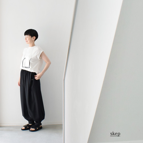 裾切替の綺麗めバルーンパンツ（ポリエステル100％）：黒［PT53LPBK