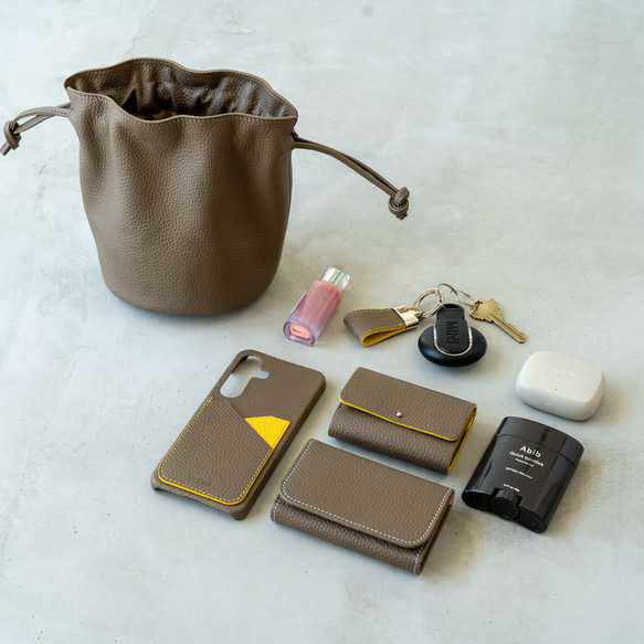 1点のみ 本革 巾着バッグ｜トープ／型押しレザー】 上品で傷に強い型押しレザー|ミニマルで洗練された大人の本革ミニバッグ 4枚目の画像