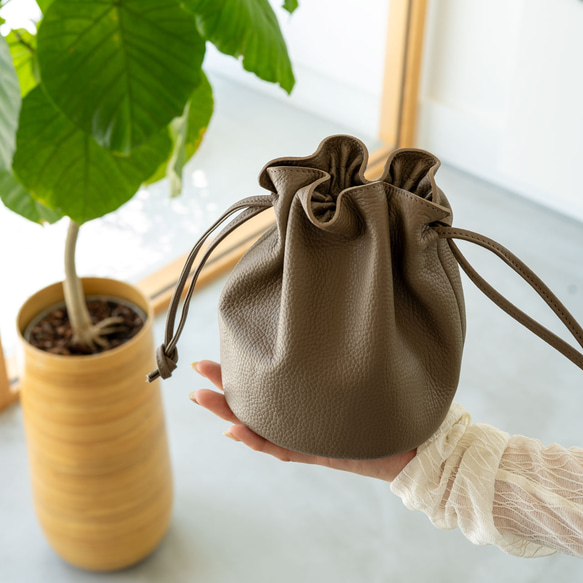 1点のみ 本革 巾着バッグ｜トープ／型押しレザー】 上品で傷に強い型押しレザー|ミニマルで洗練された大人の本革ミニバッグ 8枚目の画像
