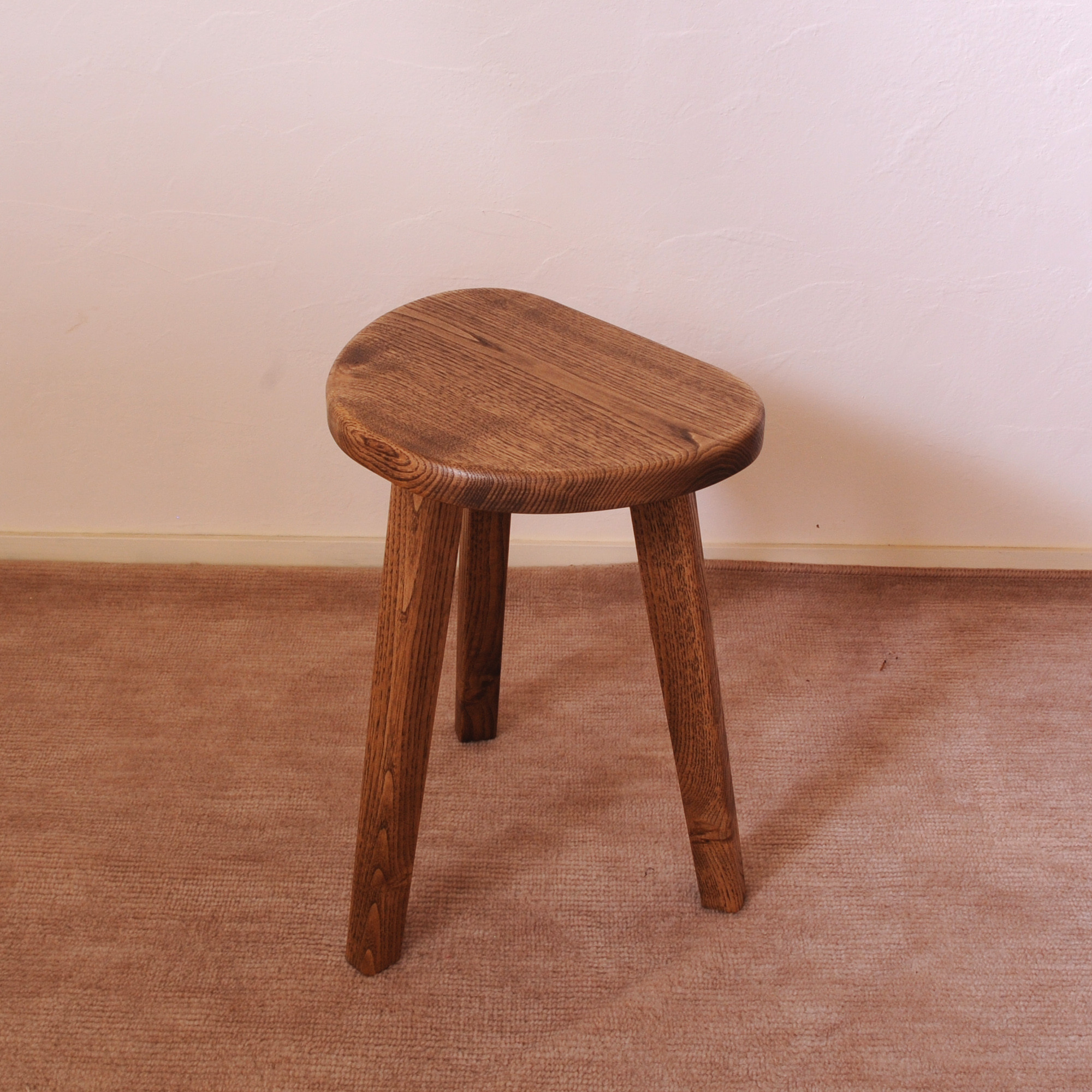 マロン３本脚スツールDBR｜高さ42(クリ・着色オイル)便利に使える小ぶりなスツール｜サイドテーブル・花台