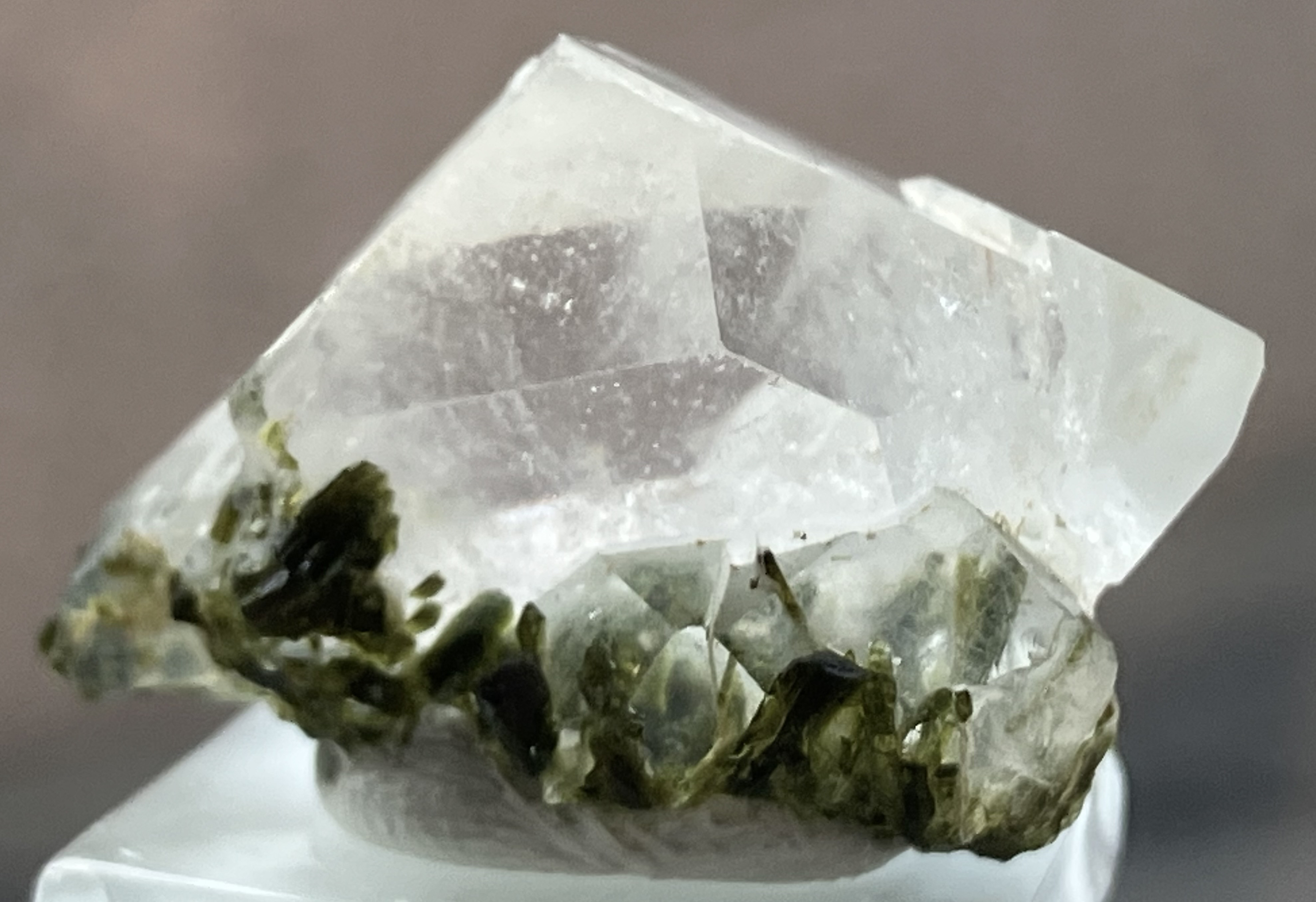 水草　涼　エピドートinクォーツ　⑥  緑簾石入り水晶　Epidote in Quartz  Pakistan 台座付