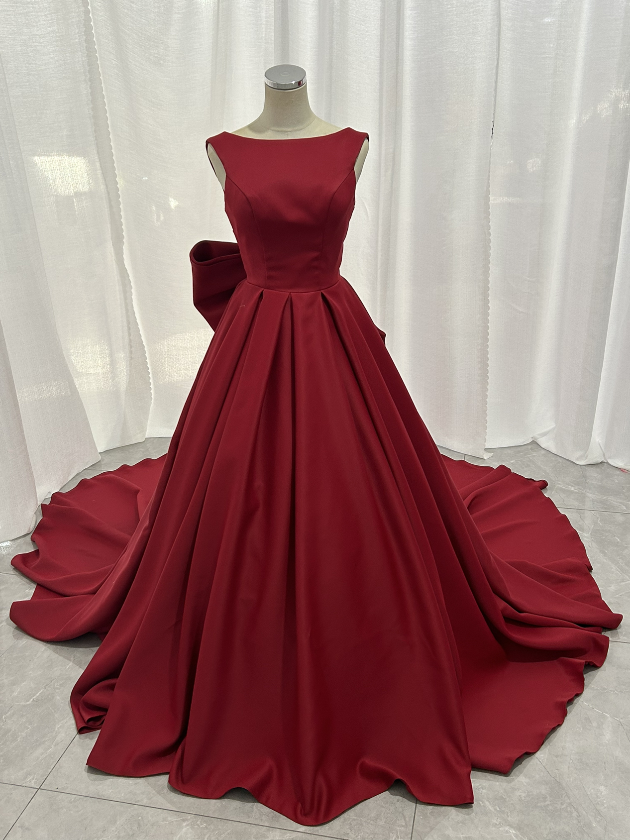 カラードレス ボルドー色 ミカドサテン ノースリーブ 豪華なバックリボン ロングトレーン 披露宴