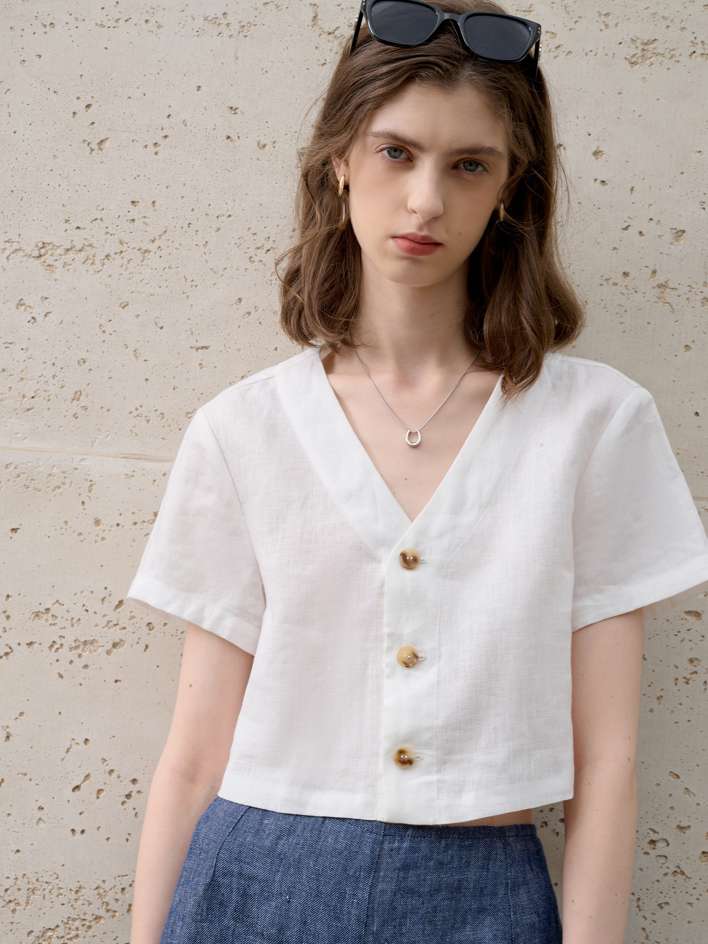 【涼感/麻100%】フレンチテイスト ショート丈Vネックシャツ 夏用トップス レディース 上品なデザイン #白色