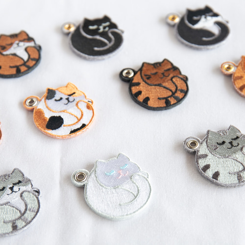 選べる キーホルダー 刺繍 【 猫 名入れ 】 茶白 黒猫 プチギフト