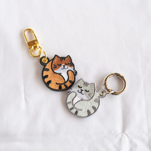 選べる キーホルダー 刺繍 【 猫 名入れ 】 茶白 黒猫 プチギフト