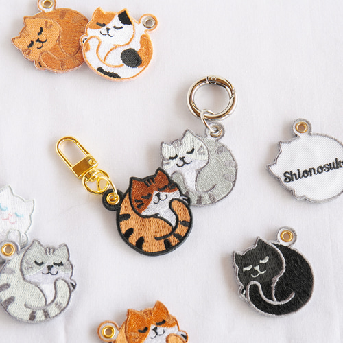 ハンドメイド　刺繍　猫　キーホルダー ハンドメイド刺繍キーホルダー ねこの刺繍 - メルカリ