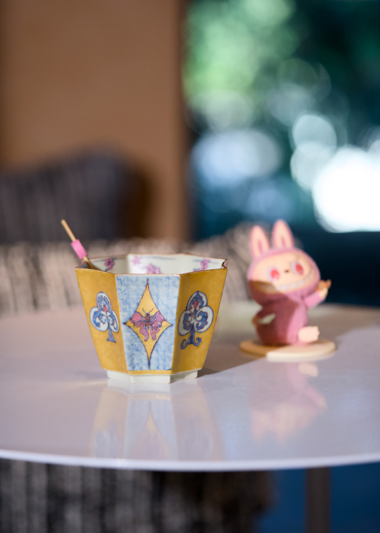 観花集｜窓の中の蝶と花・八角カップ 夏色のブルー＆イエロー｜手描き釉下彩＋釉上彩｜約250ml