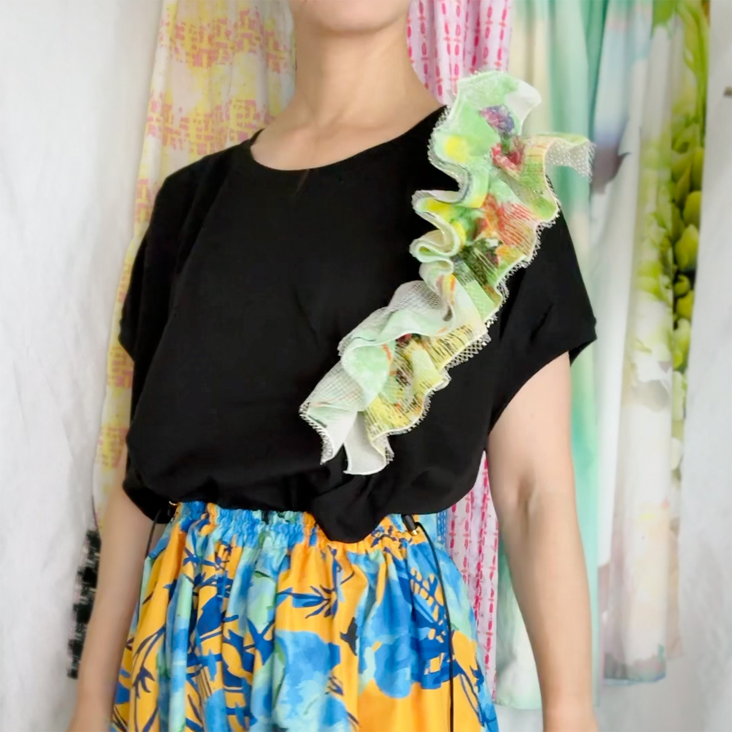 フリル　ワイドTシャツ・黒-グリーンのスパイシーフワラー_gr