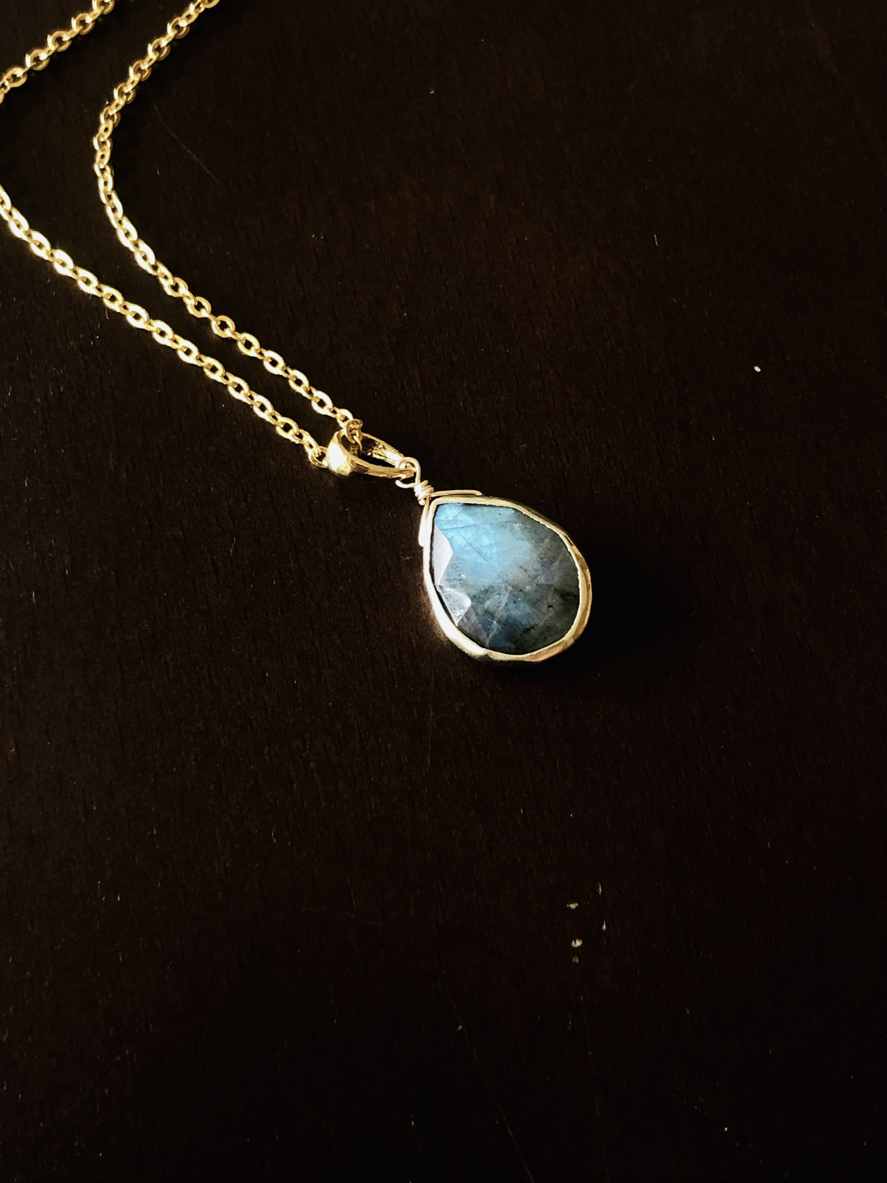 ラブラドライトの雫ネックレス