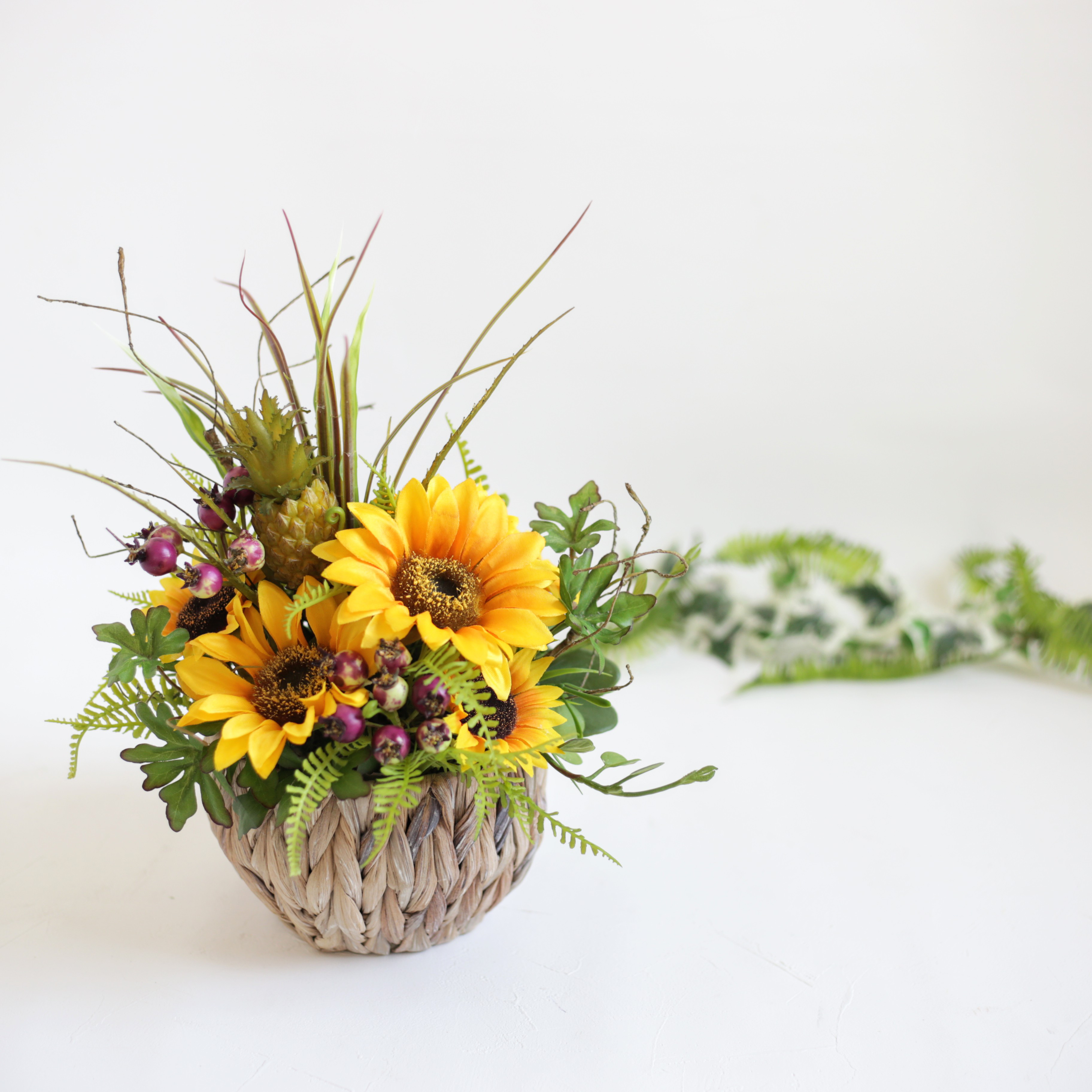 ポップでトロピカルなひまわりバスケット パイナップルを添えて サマーアレンジ フェイクフルーツ