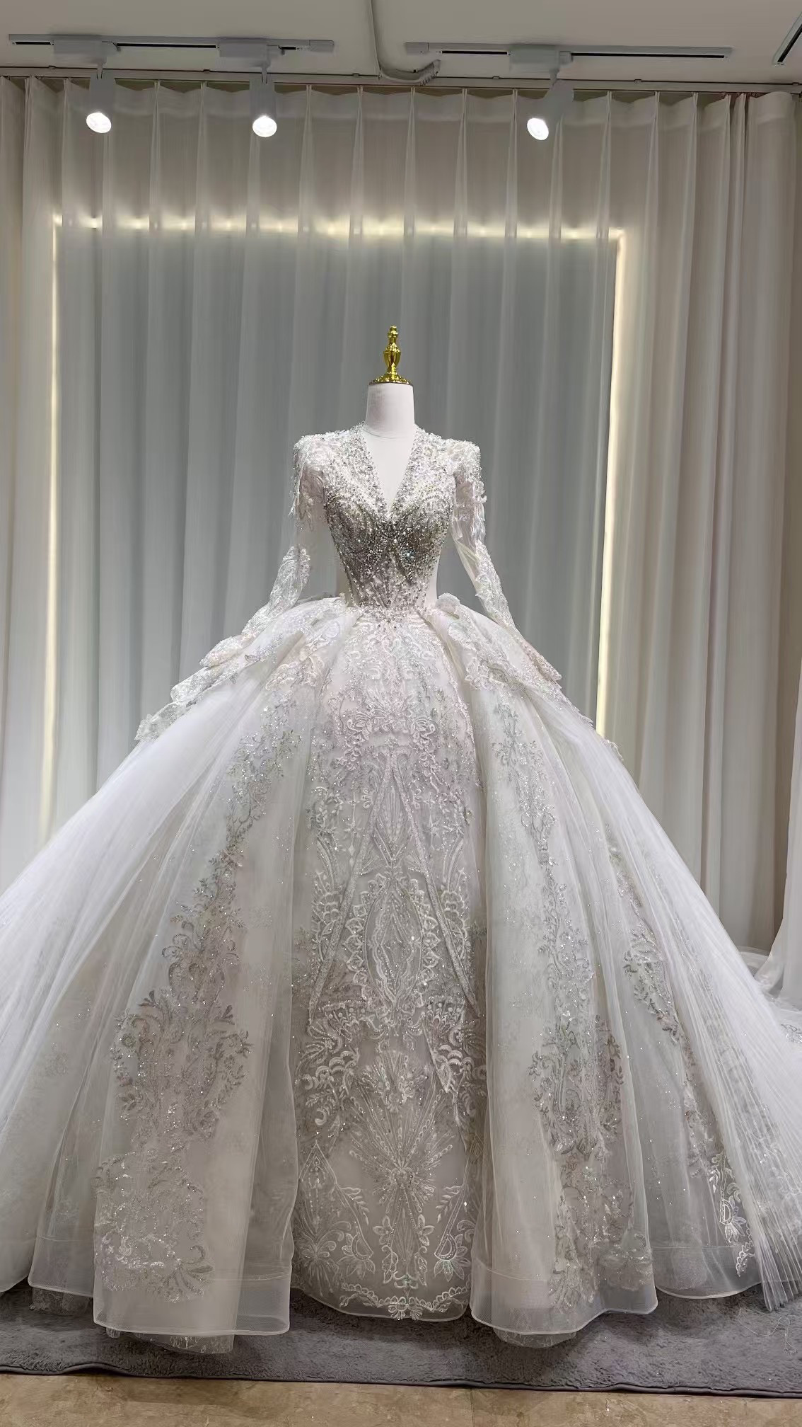 ラッフルスカート　高品質保証　vネック　長袖　大人気　ウェディング　ブライダル　刺繍付き　白　エレガント　披露宴お呼ばれ