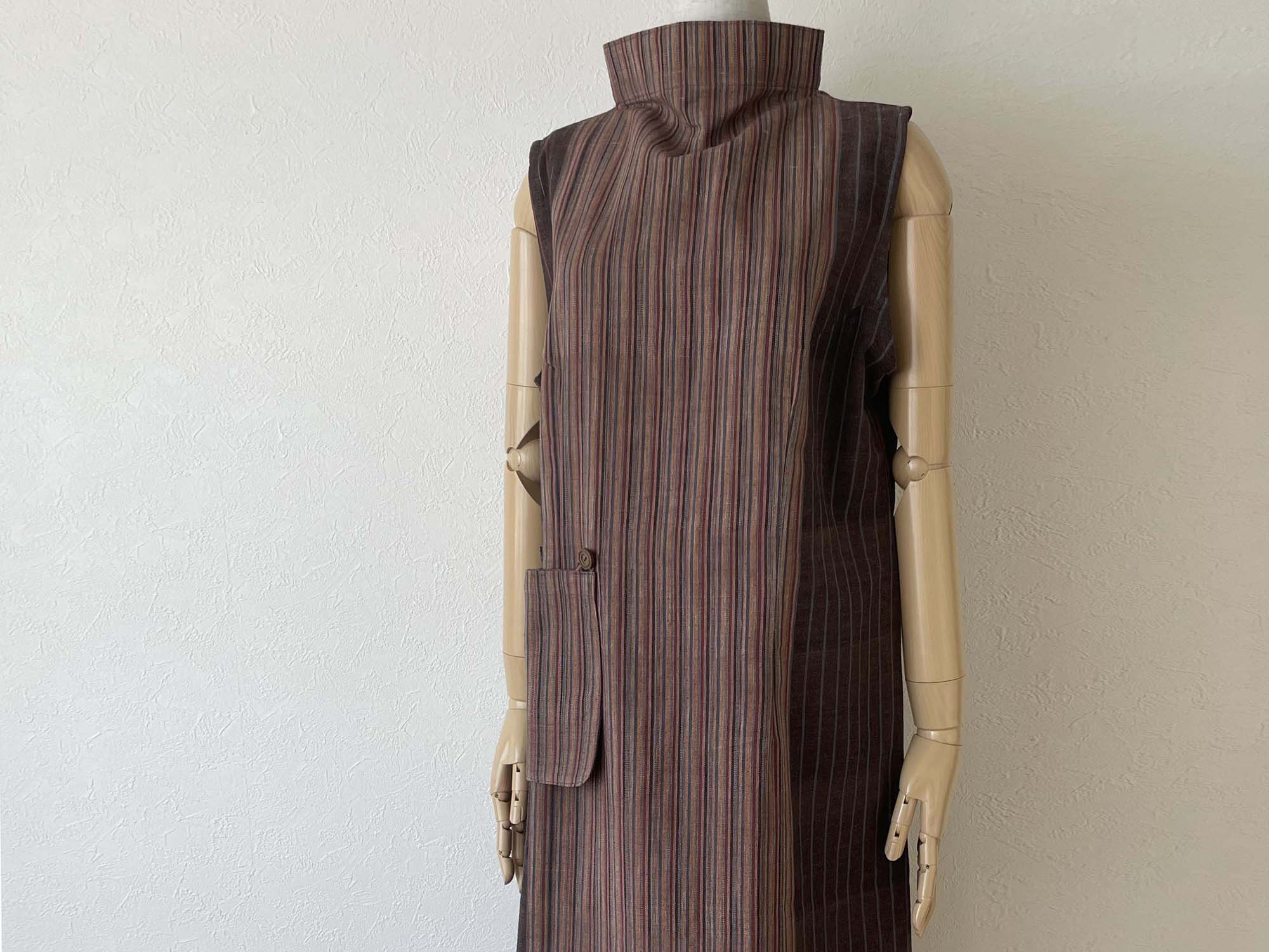 手織り綿で仕立てた縦長シルエットのワンピース ノースリーブ コットン100% ブラウン系