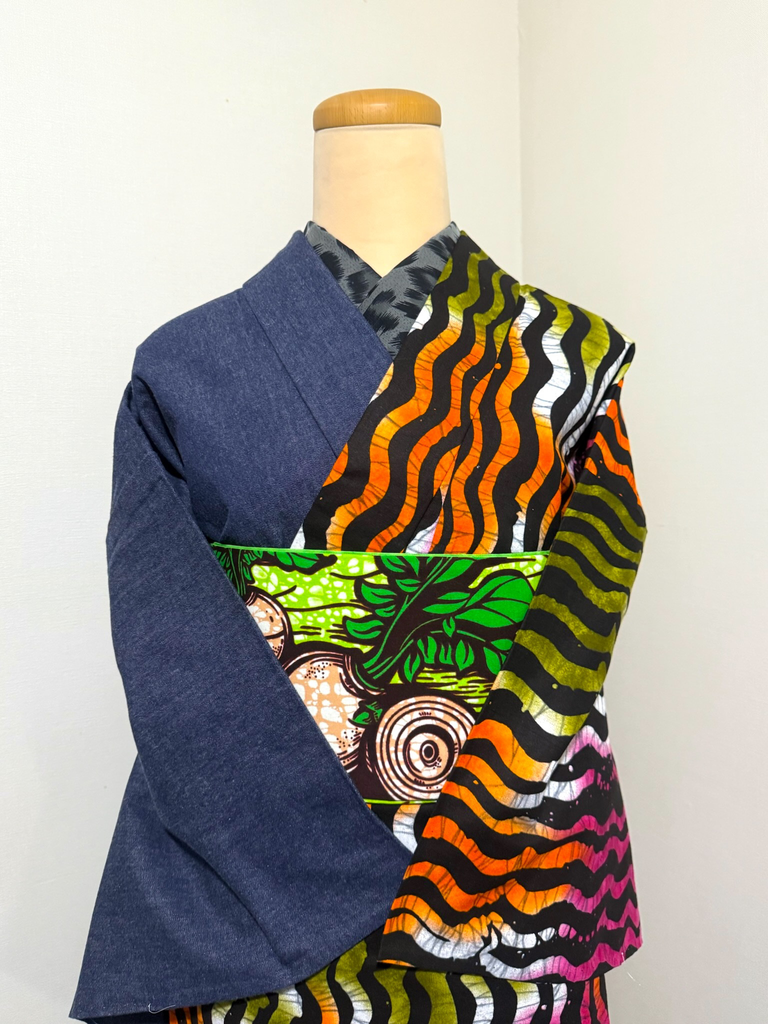 ◆新作◆倍音着物◆方身代わり着物・国内手縫・Lサイズ【虹色マダラ蝶×岡山デニム】 る壺／アフリカンバティック