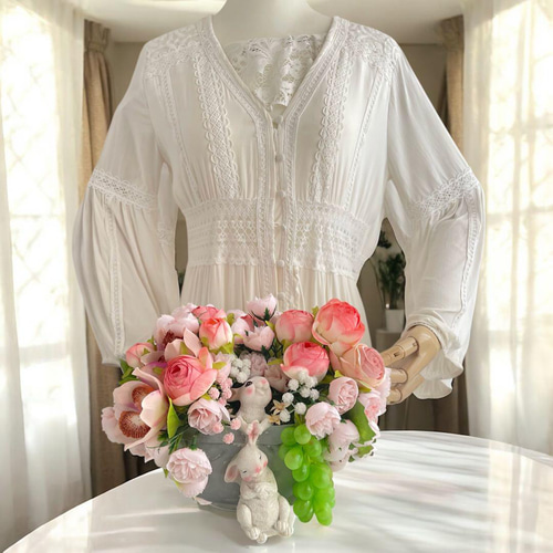 野うさぎの花遊び ピンクの薔薇のアレンジメント 癒しのアニマル