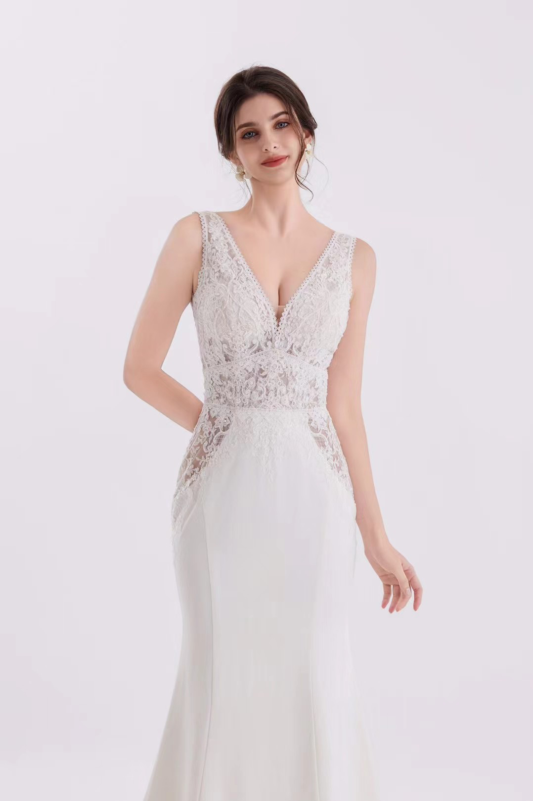 豪華なウェディングドレス　深めｖネック　エレガントなシルエット　マーメイドドレス　背中見せ前撮り/2次回結婚式パーティー