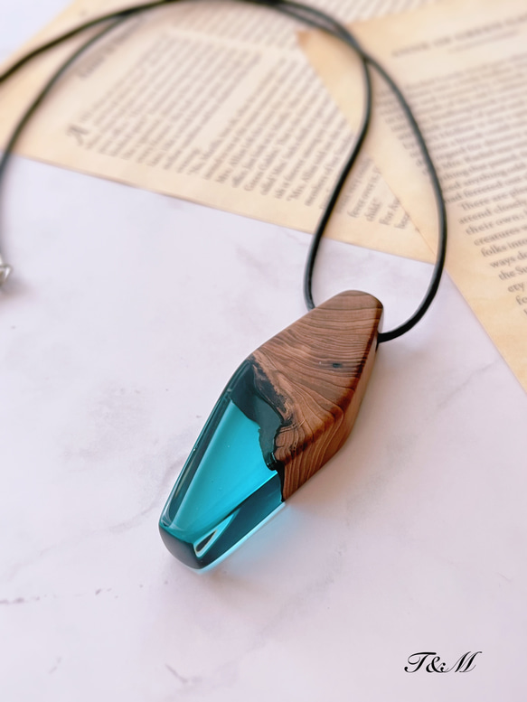 ウッドレジンアクセサリー ネックレス/ペンダント (ブルー) ネックレス