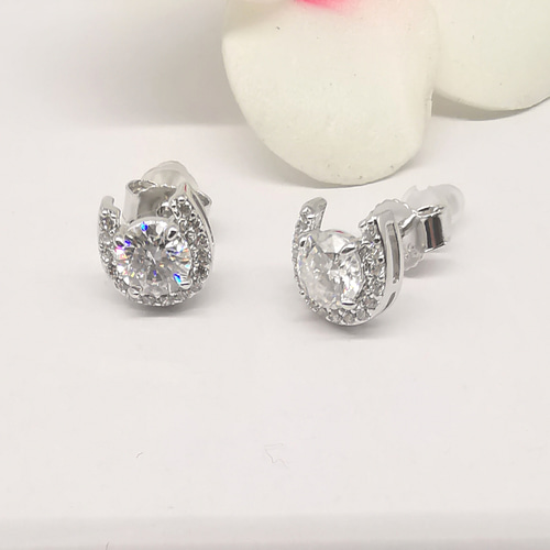 シルバー925 ホースシュー ピアス モアサナイト 5mm 0.5ct 両耳用
