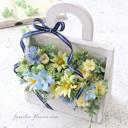 造花アレンジ｜フラワーギフト｜ウッドボックス｜水色の花｜お供え花にも｜誕生日プレゼント｜枯れない花贈り 1枚目の画像