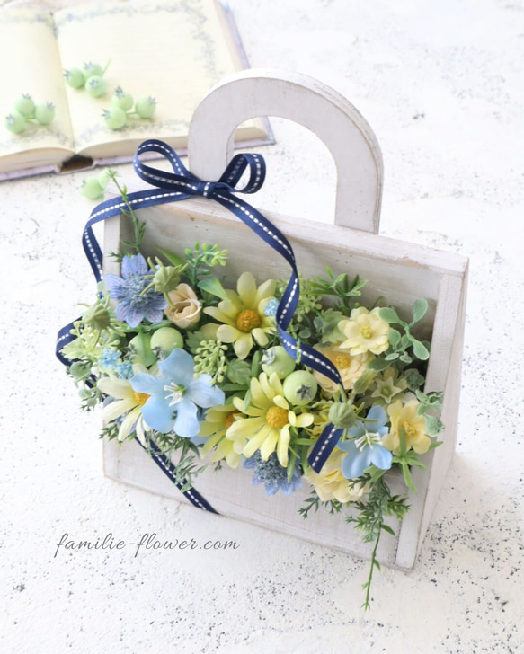 造花アレンジ｜フラワーギフト｜ウッドボックス｜水色の花｜お供え花にも｜誕生日プレゼント｜枯れない花贈り 1枚目の画像