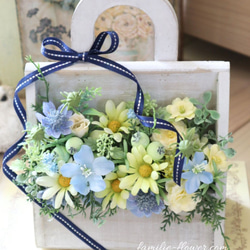 造花アレンジ｜フラワーギフト｜ウッドボックス｜水色の花｜お供え花にも｜誕生日プレゼント｜枯れない花贈り 3枚目の画像