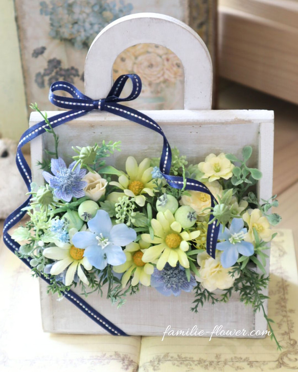 造花アレンジ｜フラワーギフト｜ウッドボックス｜水色の花｜お供え花にも｜誕生日プレゼント｜枯れない花贈り 3枚目の画像