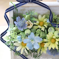造花アレンジ｜フラワーギフト｜ウッドボックス｜水色の花｜お供え花にも｜誕生日プレゼント｜枯れない花贈り 2枚目の画像